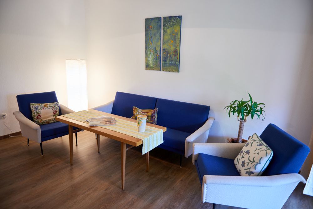 Gemütlicher Gruppenraum im Retrolook im ersten Stock mit Balkon
